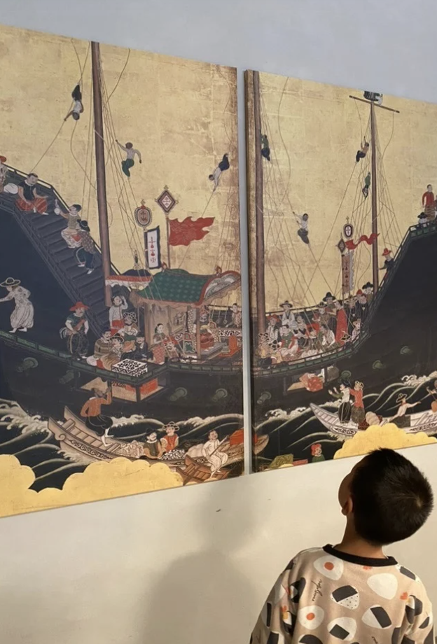 Traditional Japanese folding screen art - child viewing historical Japanese painting